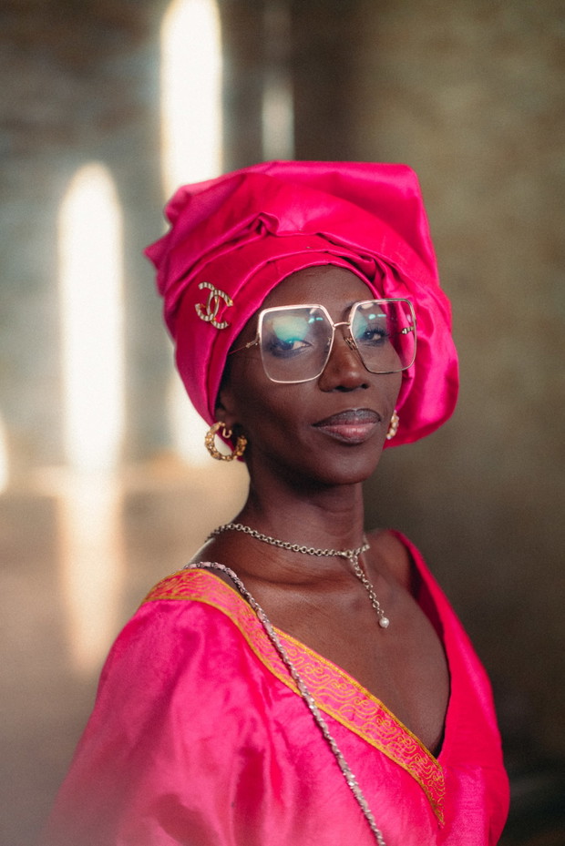 Nonszalancka Caroline de Maigret i Naomi Campbell w marynarce sezonu. Najbardziej stylowi goście Chanel Métiers d’art 2022/2023