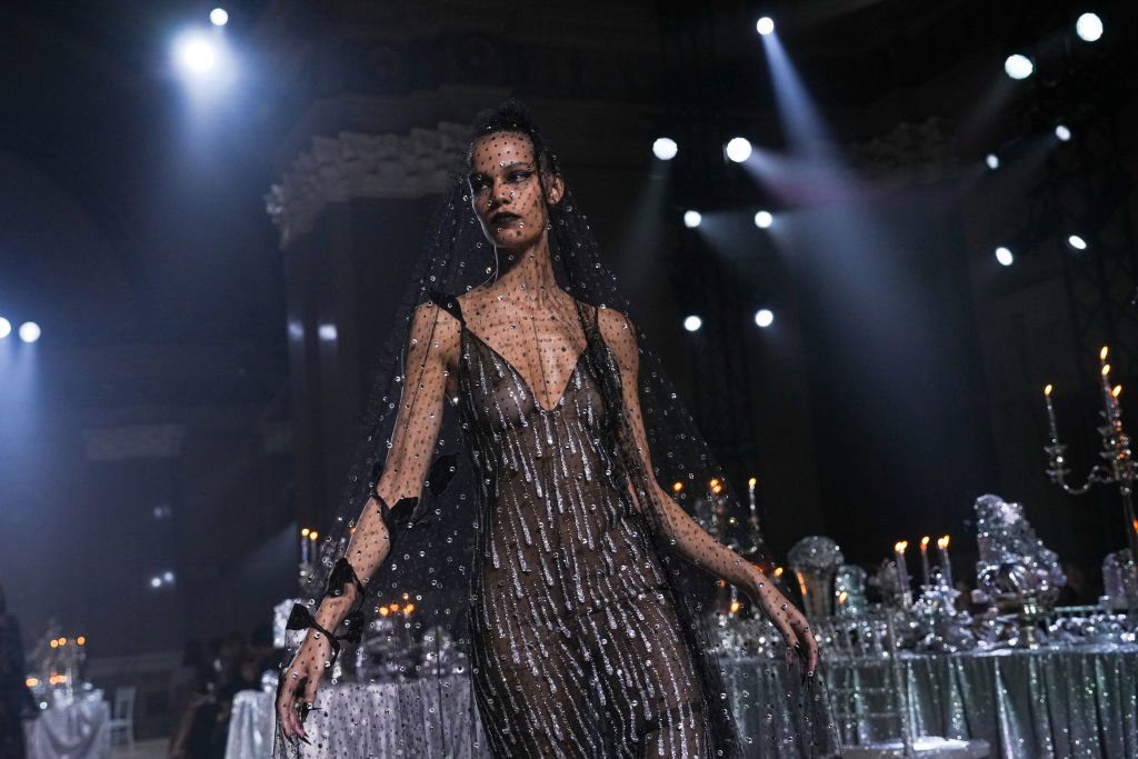 Najbardziej zmysłowe sukienki typu naked z wybiegów New York Fashion Week. W tych kreacjach widziałybyśmy Emily Ratajkowski, Hailey Bieber i Ritę Orę [jesień-zima 2023/2024]