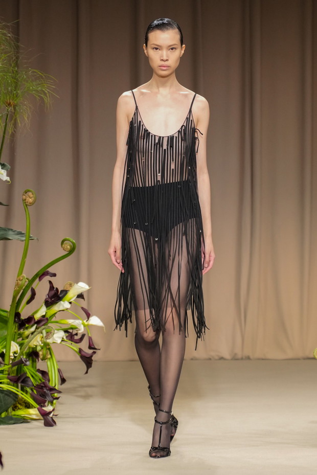 Najbardziej zmysłowe sukienki typu naked z wybiegów New York Fashion Week. W tych kreacjach widziałybyśmy Emily Ratajkowski, Hailey Bieber i Ritę Orę jesień-zima 2023/2024