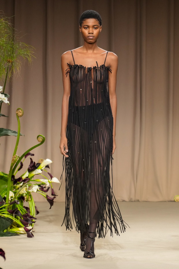 Najbardziej zmysłowe sukienki typu naked z wybiegów New York Fashion Week. W tych kreacjach widziałybyśmy Emily Ratajkowski, Hailey Bieber i Ritę Orę jesień-zima 2023/2024