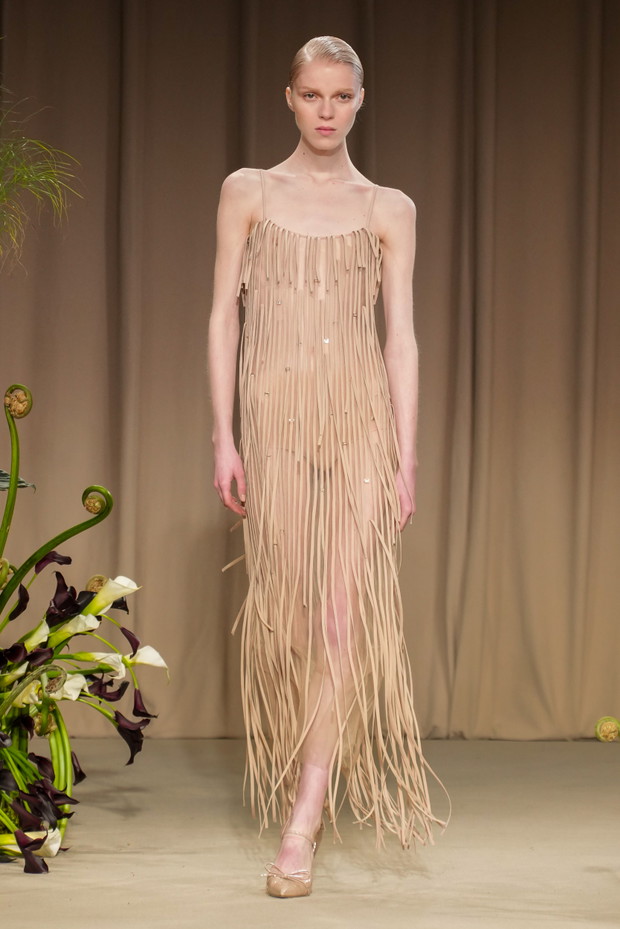 Najbardziej zmysłowe sukienki typu naked z wybiegów New York Fashion Week. W tych kreacjach widziałybyśmy Emily Ratajkowski, Hailey Bieber i Ritę Orę jesień-zima 2023/2024