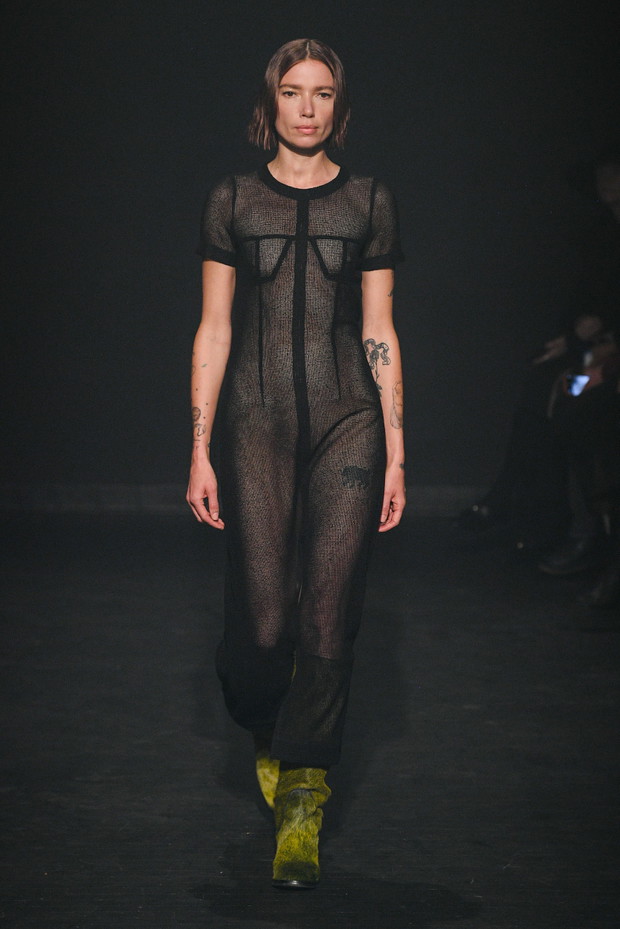 Najbardziej zmysłowe sukienki typu naked z wybiegów New York Fashion Week. W tych kreacjach widziałybyśmy Emily Ratajkowski, Hailey Bieber i Ritę Orę jesień-zima 2023/2024
