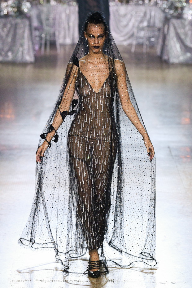 Najbardziej zmysłowe sukienki typu naked z wybiegów New York Fashion Week. W tych kreacjach widziałybyśmy Emily Ratajkowski, Hailey Bieber i Ritę Orę jesień-zima 2023/2024