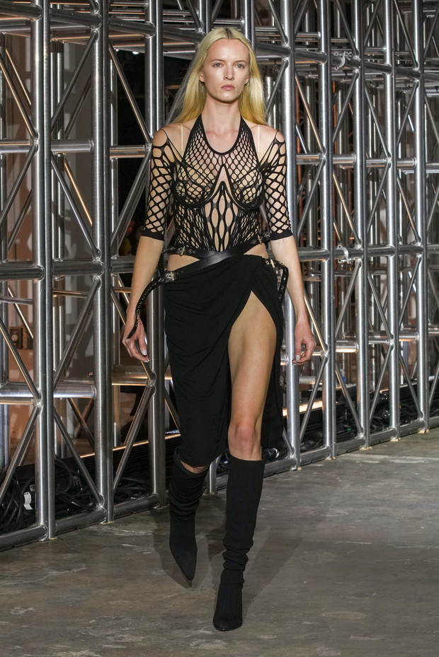 Najbardziej zmysłowe sukienki typu naked z wybiegów New York Fashion Week. W tych kreacjach widziałybyśmy Emily Ratajkowski, Hailey Bieber i Ritę Orę jesień-zima 2023/2024