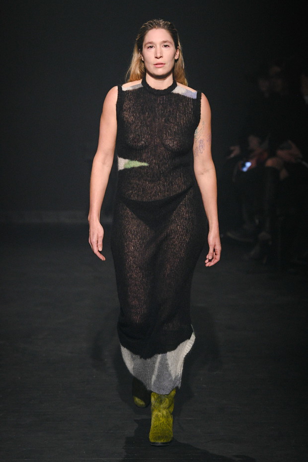 Najbardziej zmysłowe sukienki typu naked z wybiegów New York Fashion Week. W tych kreacjach widziałybyśmy Emily Ratajkowski, Hailey Bieber i Ritę Orę jesień-zima 2023/2024