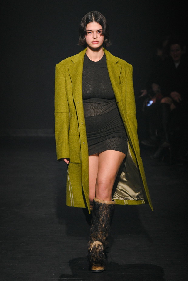 Najbardziej zmysłowe sukienki typu naked z wybiegów New York Fashion Week. W tych kreacjach widziałybyśmy Emily Ratajkowski, Hailey Bieber i Ritę Orę jesień-zima 2023/2024