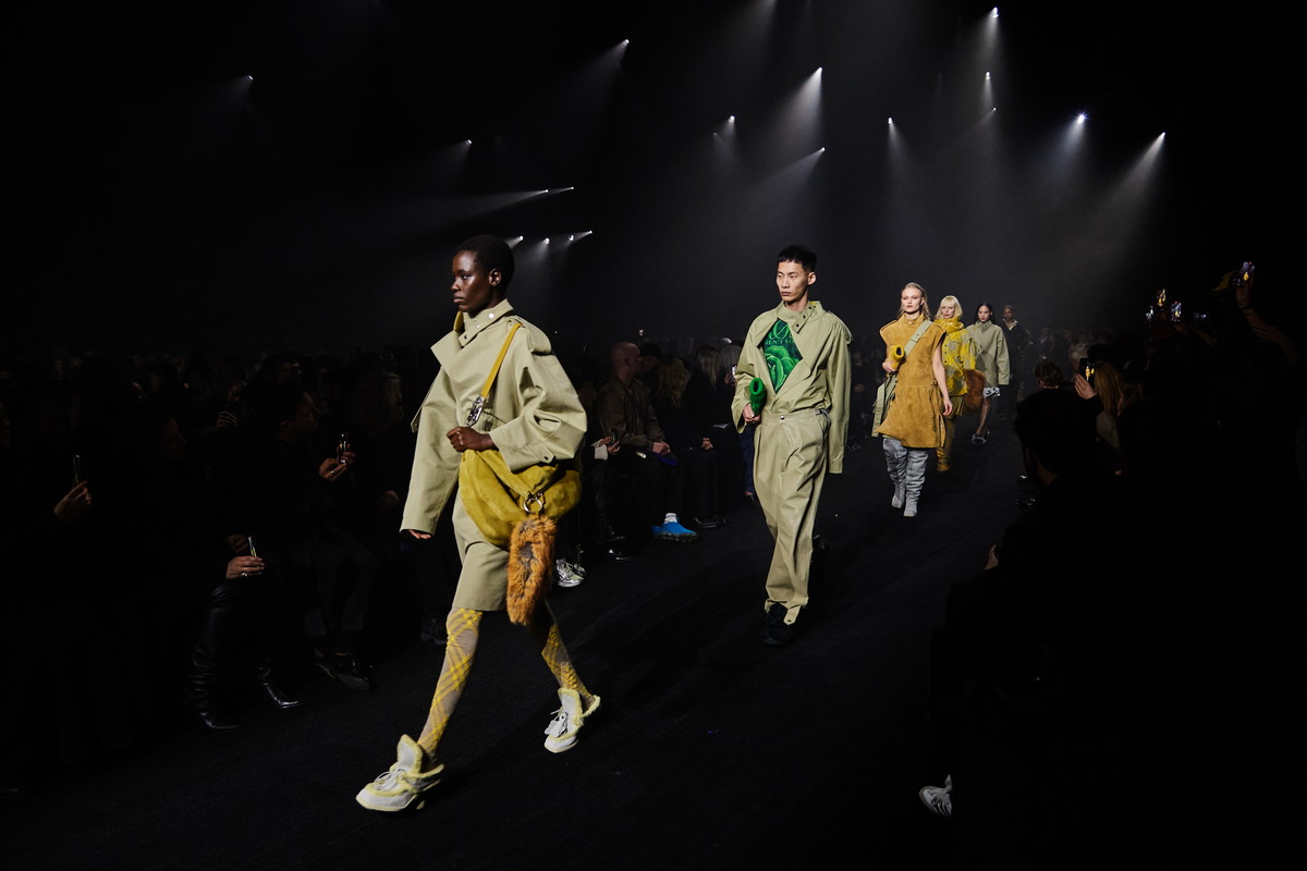 Tak wyglądał z bliska najważniejszy pokaz London Fashion Week. Wybieg Burberry jesień-zima 2023/2024 był pełen zaskoczeń