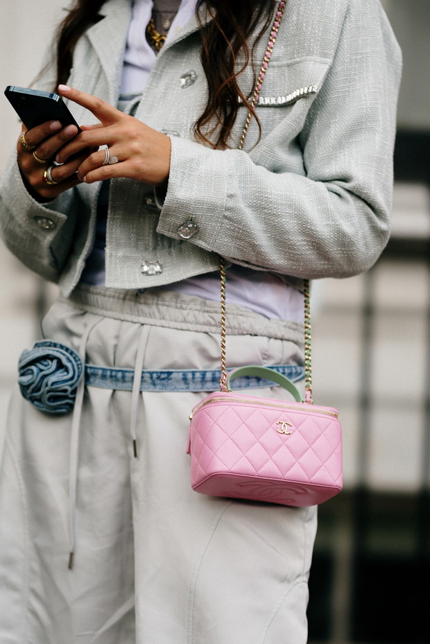 Jakie buty i torebki noszą redaktorki mody, influencerki i stylistki w Londynie? Tak wygląda moda uliczna na LFW jesień-zima 2023/2024