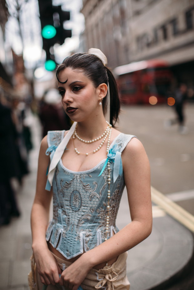 Jakie buty i torebki noszą redaktorki mody, influencerki i stylistki w Londynie? Tak wygląda moda uliczna na LFW jesień-zima 2023/2024