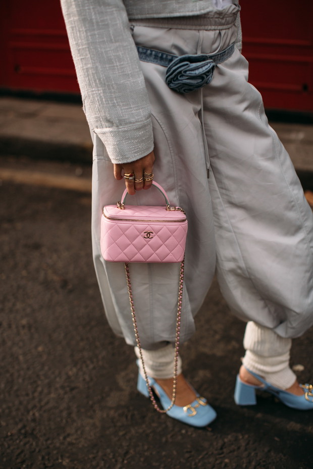 Jakie buty i torebki noszą redaktorki mody, influencerki i stylistki w Londynie? Tak wygląda moda uliczna na LFW jesień-zima 2023/2024