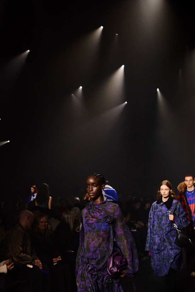 Tak wyglądał z bliska najważniejszy pokaz London Fashion Week. Wybieg Burberry jesień-zima 2023/2024 był pełen zaskoczeń