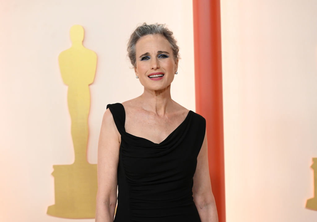 Andy MacDowell w siwych włosach na gali Oscarów 2023
