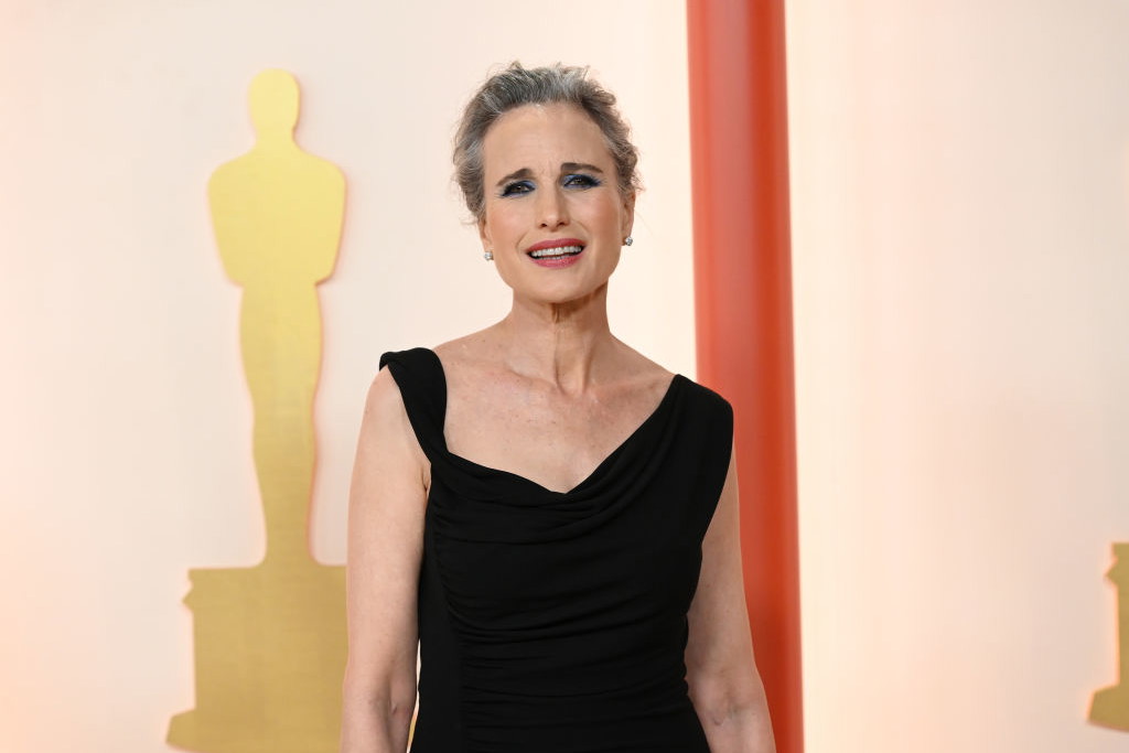Andy MacDowell w siwych włosach na gali Oscarów 2023