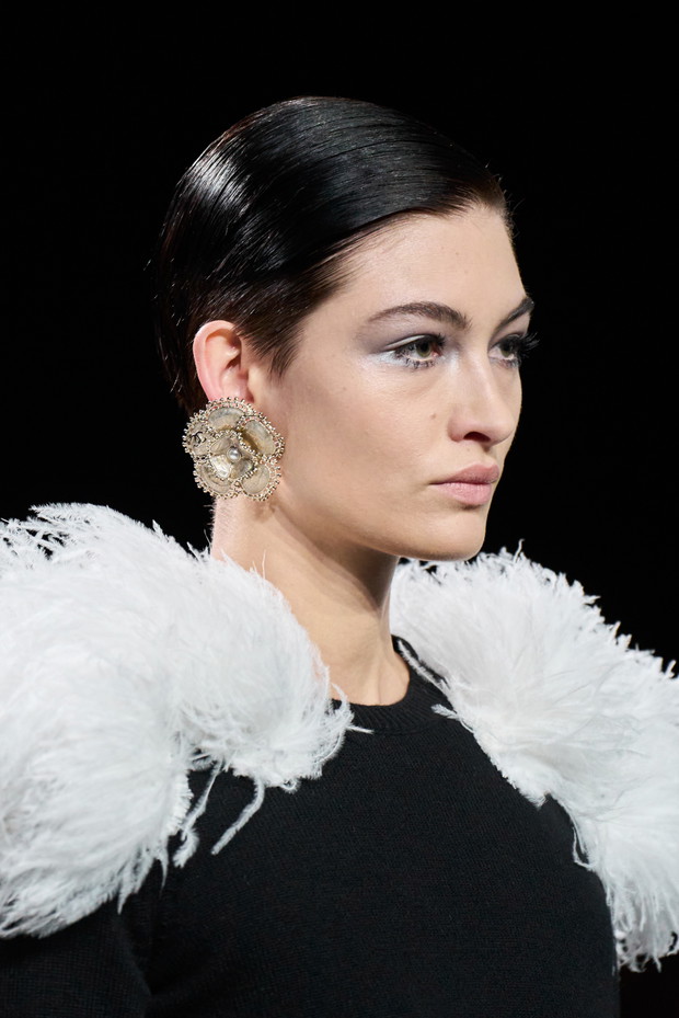 Jeszcze więcej Chanel: makijaże, fryzury, detale ubrań. Kolekcja jesień-zima słynnego francuskiego domu mody zachwyca