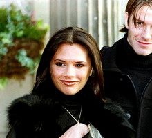 Victoria Adams i David Beckham opuszczają hotel w pobliżu Crewe, gdzie ogłoszono ich przyszły ślub, 25 stycznia 1998 r.