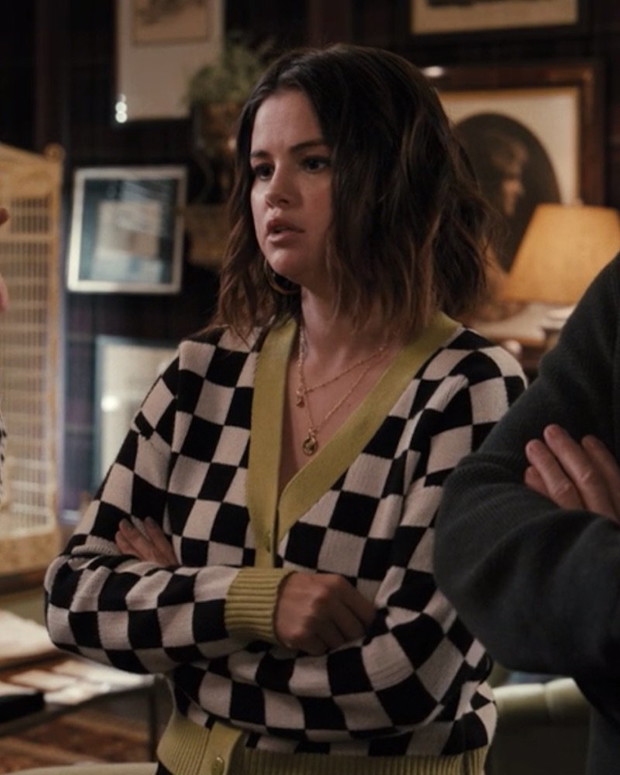 Selena Gomez w kardiganie Lisa Says Gah jako Mabel Mora w Zbrodnie po sąsiedzku