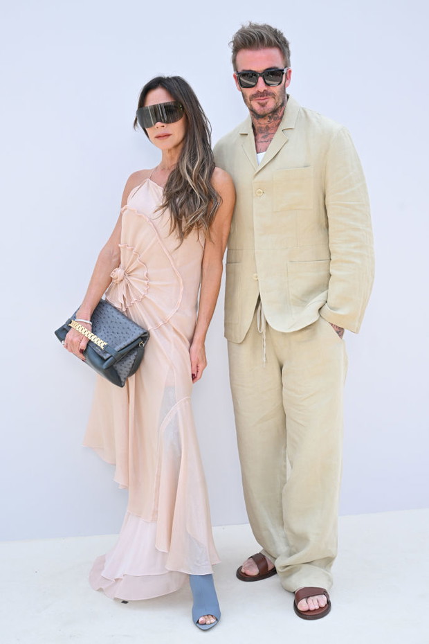 Victoria i David Beckham na pokazie kolekcji Le Chouchou Jacquemusa w Chateau de Versailles 26 czerwca 2023 r. w Wersalu we Francji.