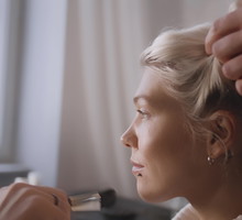 ELLE 12/2023 film z makijażu YSL Beauty