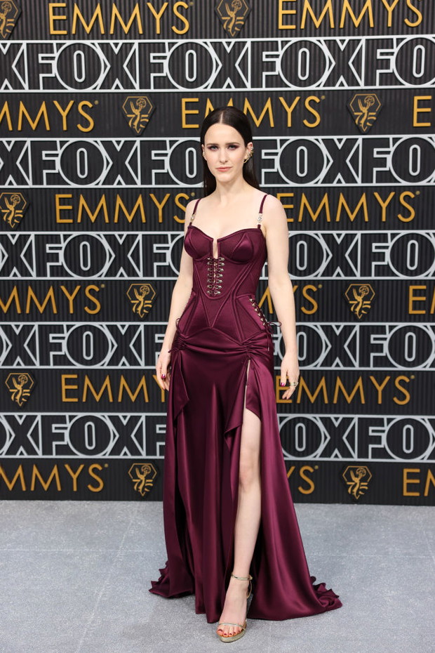 Rachel Brosnahan w Versace