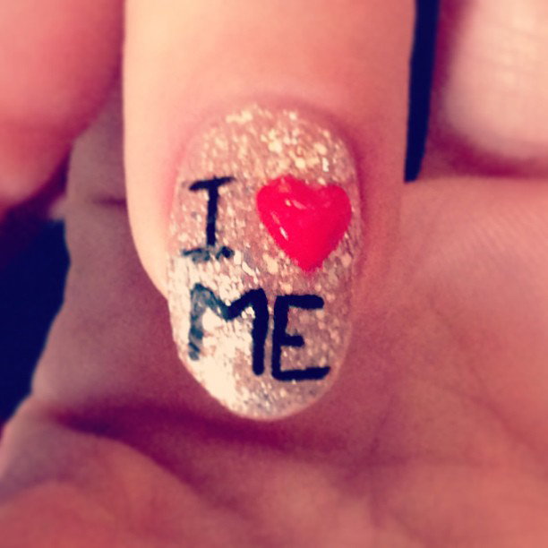 Manicure DIY na Walentynki: inspiracje z blogów