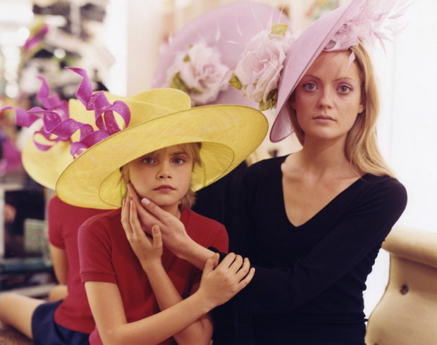 Mała księżniczka brytyjskiej socjety: 10-letnia Cara Delevingne i Lady Eloise Anson w Vogue Italia, 2003 rok, fot. Bruce Weber