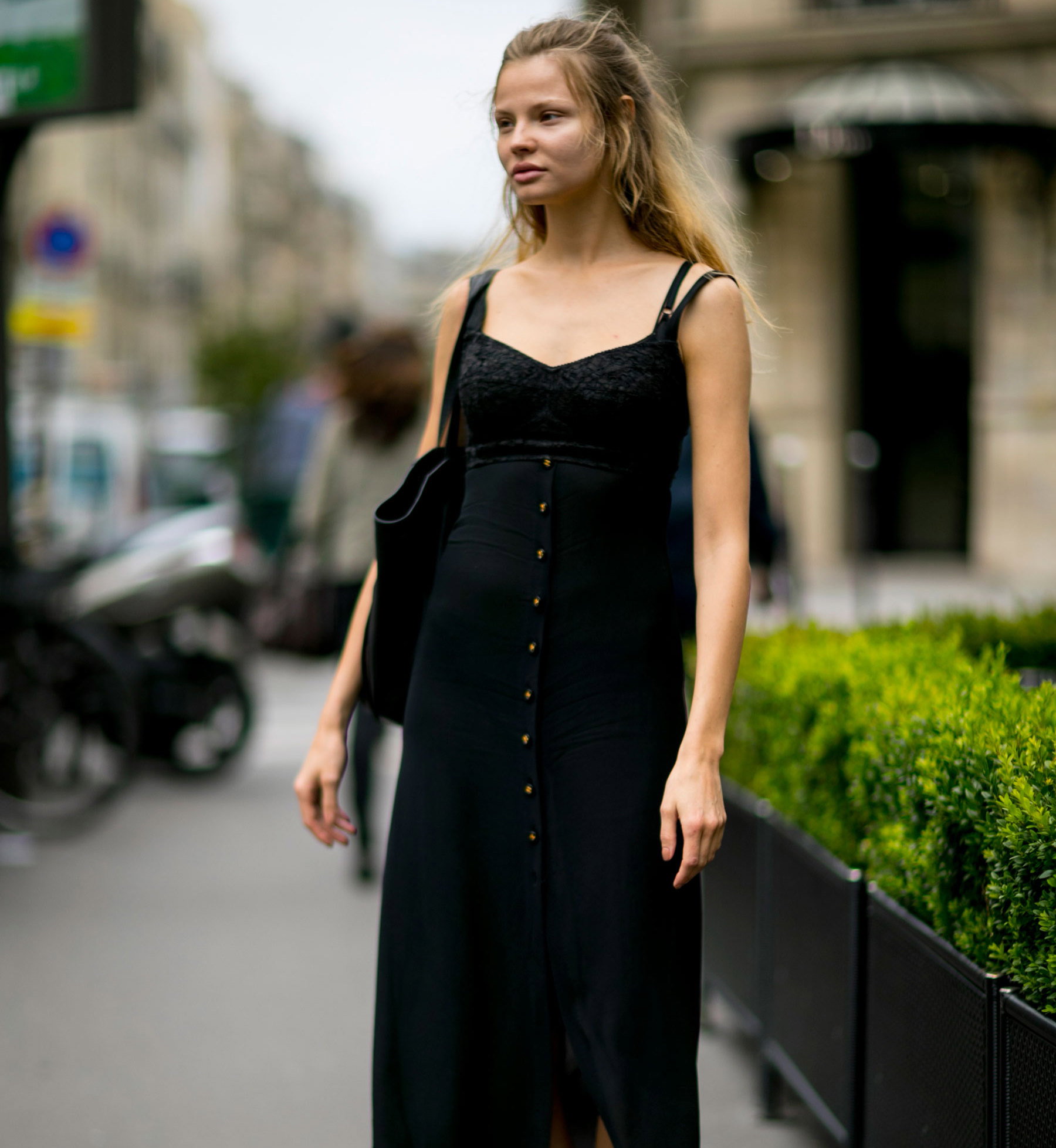 Street fashion: modelki off duty na Fashion Week Haute Couture AW 2016 , fot. Imaxtree