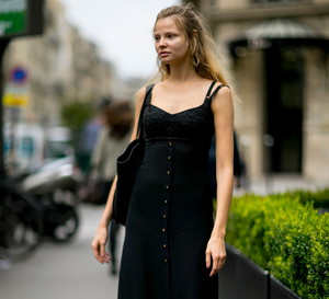Street fashion: modelki off duty na Fashion Week Haute Couture AW 2016 , fot. Imaxtree