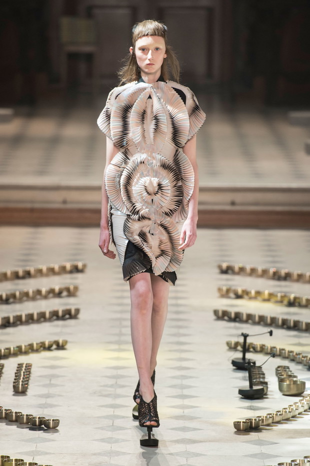 Iris van Herpen haute couture jesień-zima 2016/2017, fot. Imaxtree