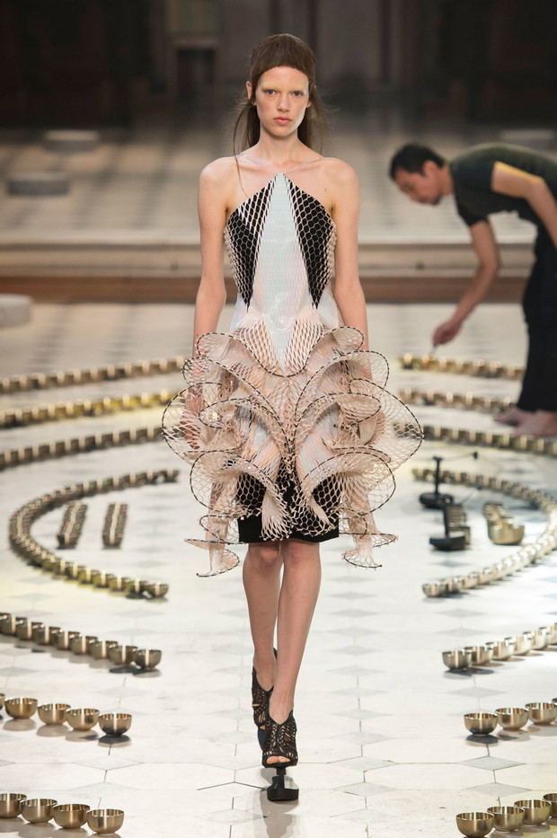 Iris van Herpen haute couture jesień-zima 2016/2017, fot. Imaxtree