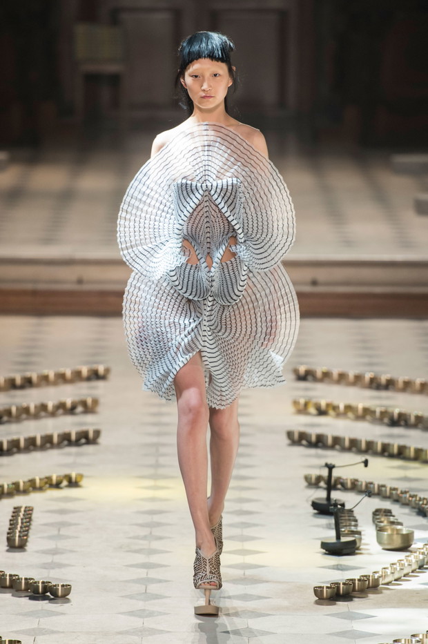 Iris van Herpen haute couture jesień-zima 2016/2017, fot. Imaxtree