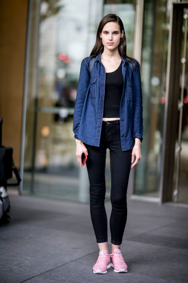 Street fashion: modelki off duty na Fashion Week Haute Couture AW 2016 , fot. Imaxtree