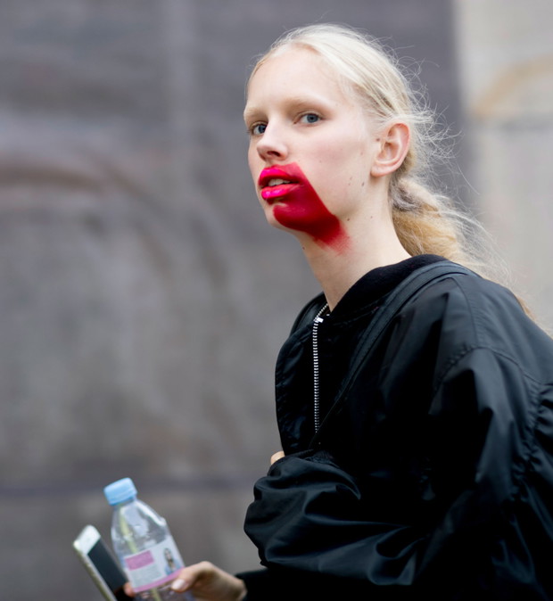 Street fashion: modelki off duty na Fashion Week Haute Couture AW 2016 , fot. Imaxtree
