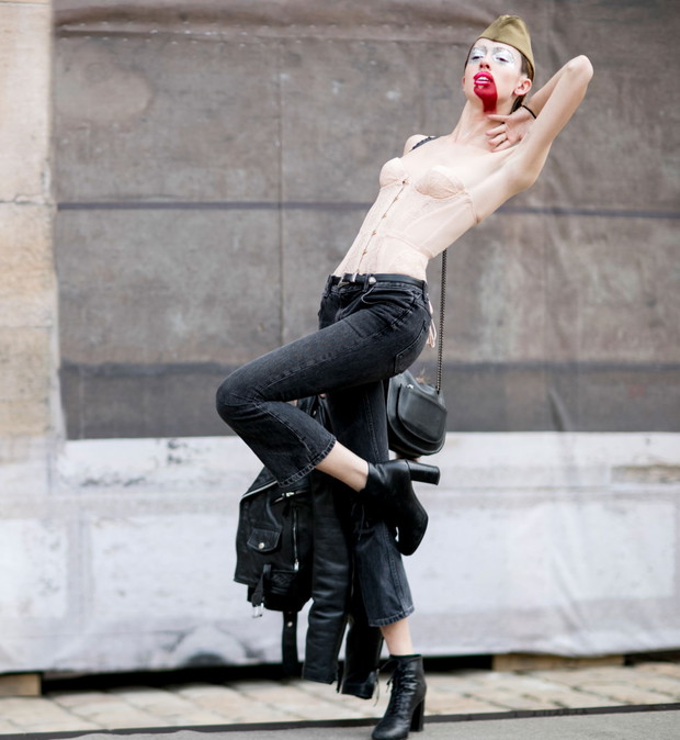 Street fashion: modelki off duty na Fashion Week Haute Couture AW 2016 , fot. Imaxtree