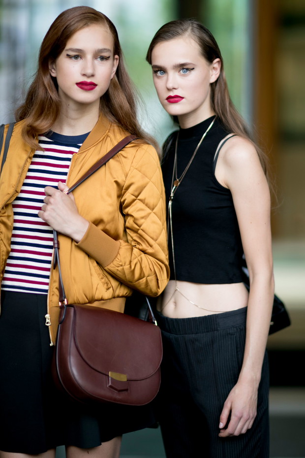 Street fashion: modelki off duty na Fashion Week Haute Couture AW 2016 , fot. Imaxtree