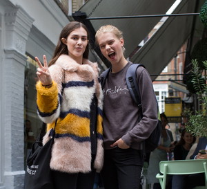 Street fashion: modelki off duty na London Fashion Week SS17
