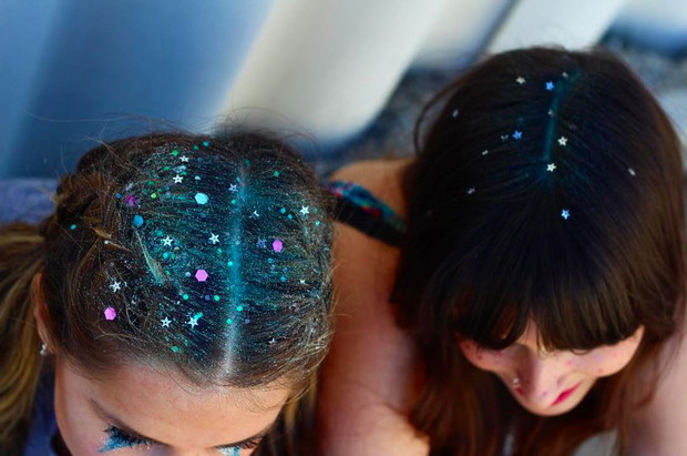 #GlitterRoots - festiwalowy trend urodowy