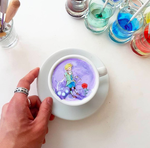 Artystyczne latte ze znanymi dziełami sztuki