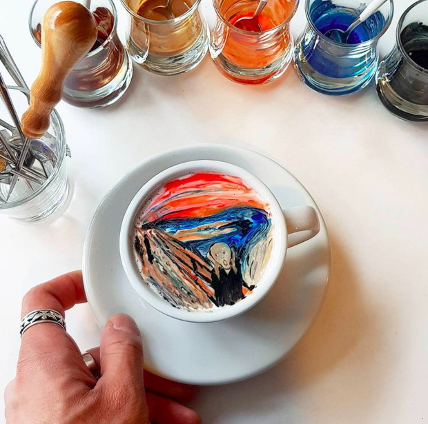 Artystyczne latte ze znanymi dziełami sztuki