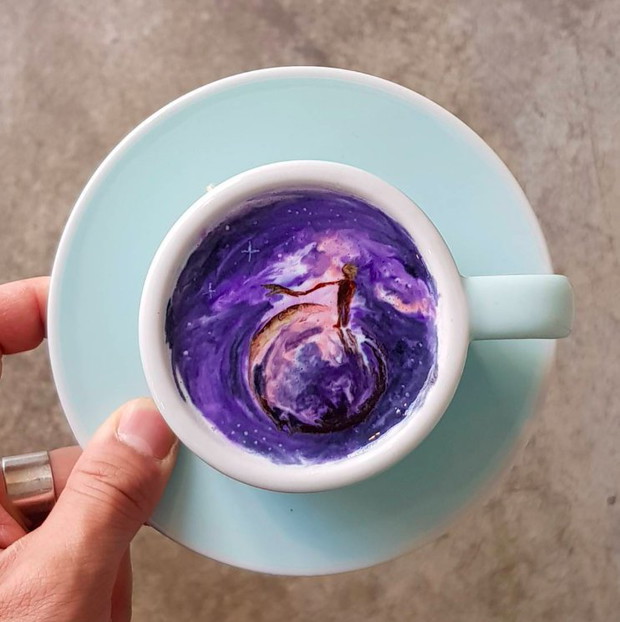 Artystyczne latte ze znanymi dziełami sztuki