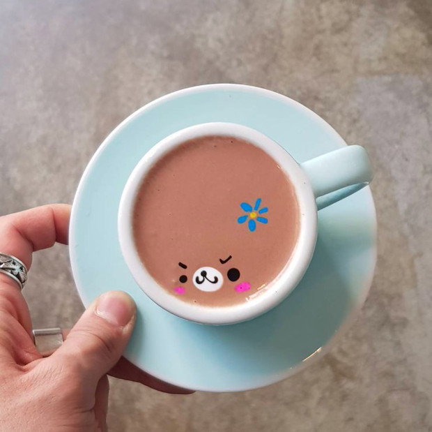 Artystyczne latte ze znanymi dziełami sztuki