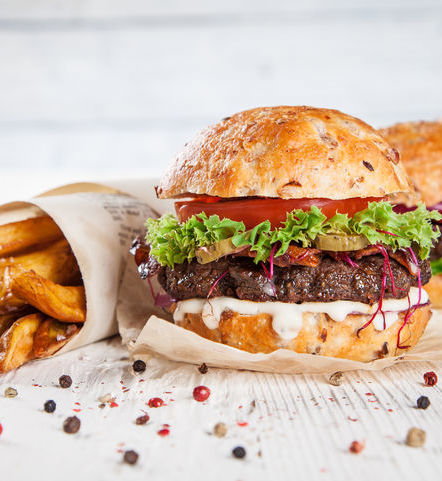 Dzięki Facebookowi i UberEATS zamówisz fast food przez Internet