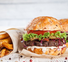 Dzięki Facebookowi i UberEATS zamówisz fast food przez Internet