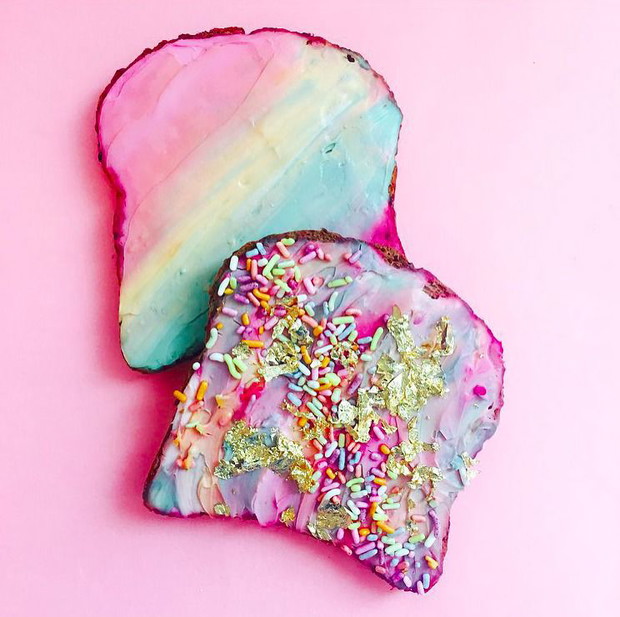 Tęczowe dania z Instagrama - unicorn toast