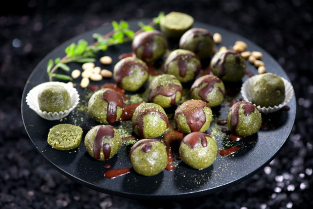 Zdrowe desery bez pieczenia: praliny matcha