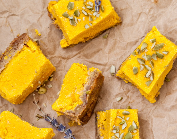 Zdrowe desery bez pieczenia: raw sernik mango