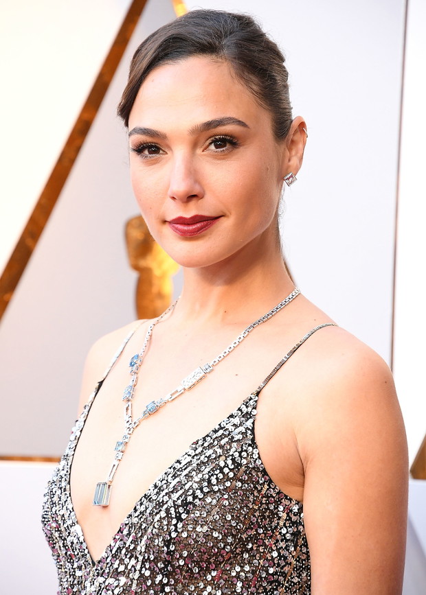 Gak Gadot w eleganckim koku