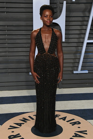 Oscary 2018: Lupita Nyong'o w sukni Armani Prive na Vanity Fair Oscar Party