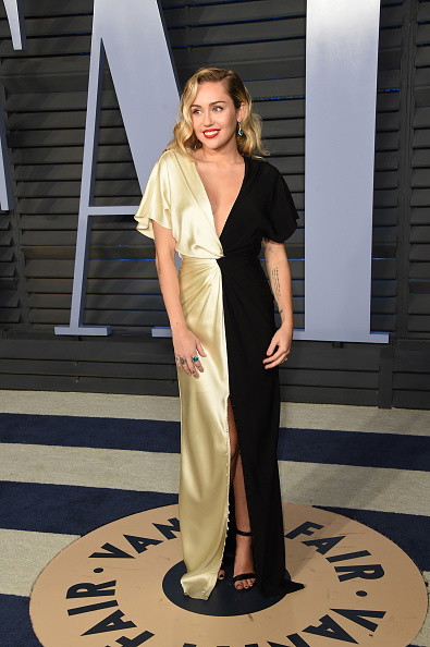 Oscary 2018: Miley Cyrus w sukni Prabal Gurung na Vanity Fair Oscar Party