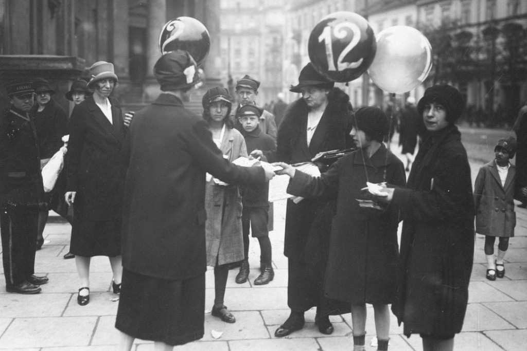 Kobiety agitujące w dniu wyborów, 1927 Warszawa