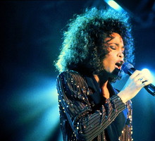Przyjaciółka Whitney Houston po latach potwierdza ich związek!